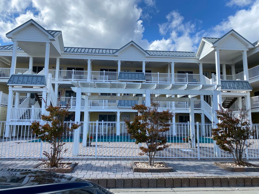 Luxury, pristine, ground floor condo with pool 1 Block to beach Lavallette, NJ