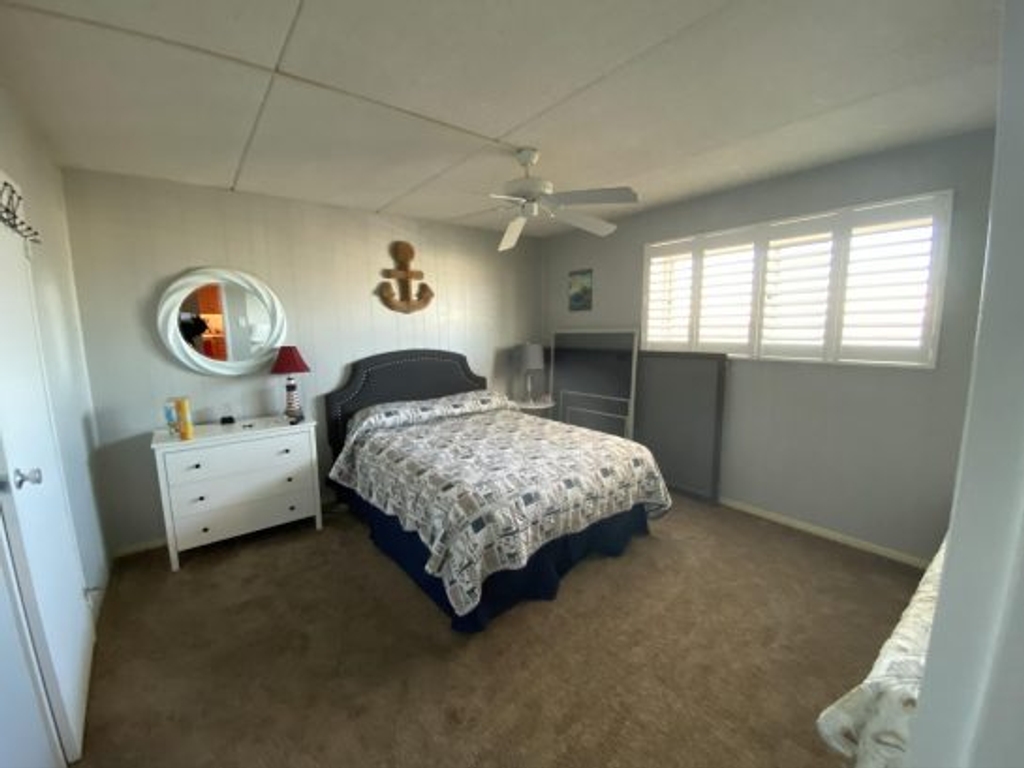 2nd bedroom w/large wlk-in closet