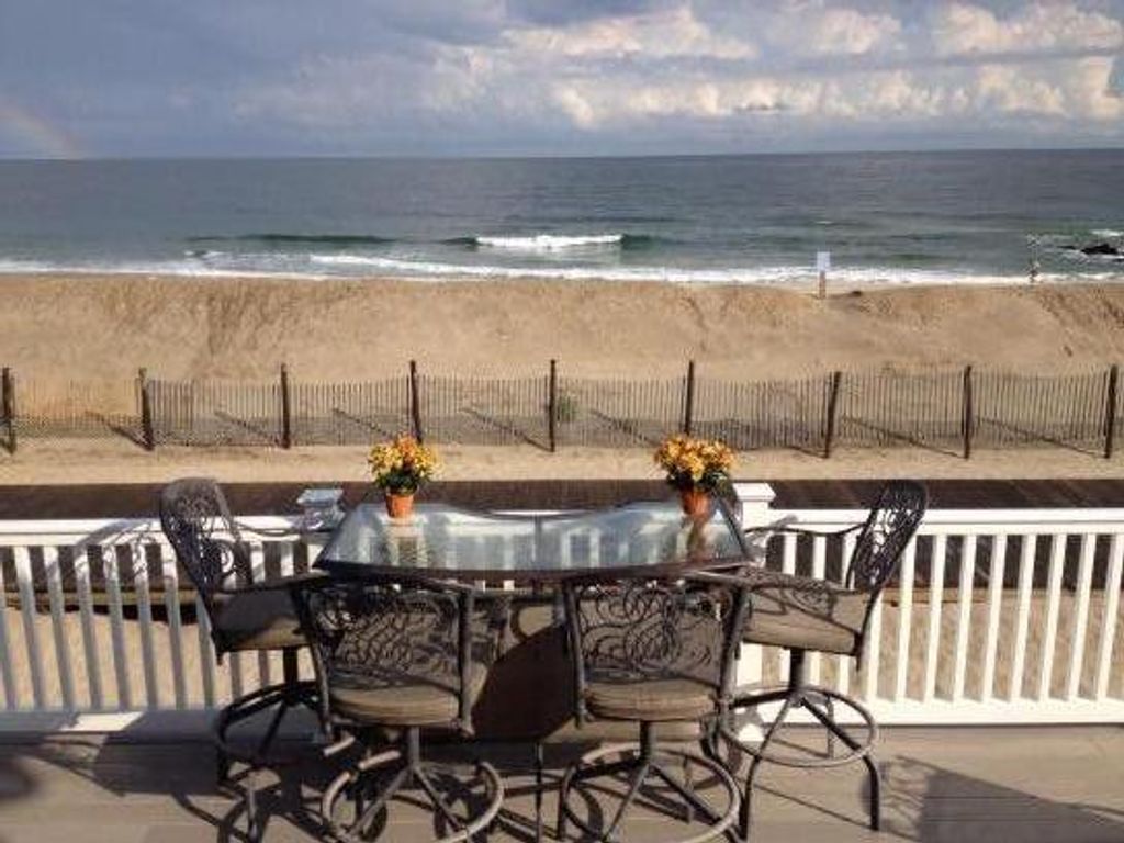 LAVALLETTE NJ OCEANFRONT 3 BR 2 BA, "LOWER UNIT" SLEEPS 6/8 NO ANIMALS Lavallette, NJ
