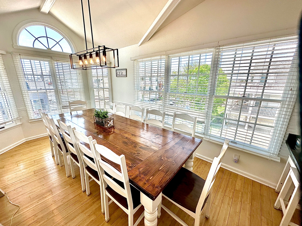 dining room/kitchen seats 16