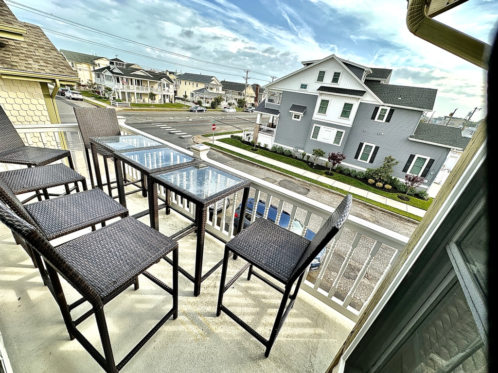 upstairs deck off living room/kitchen/dining room