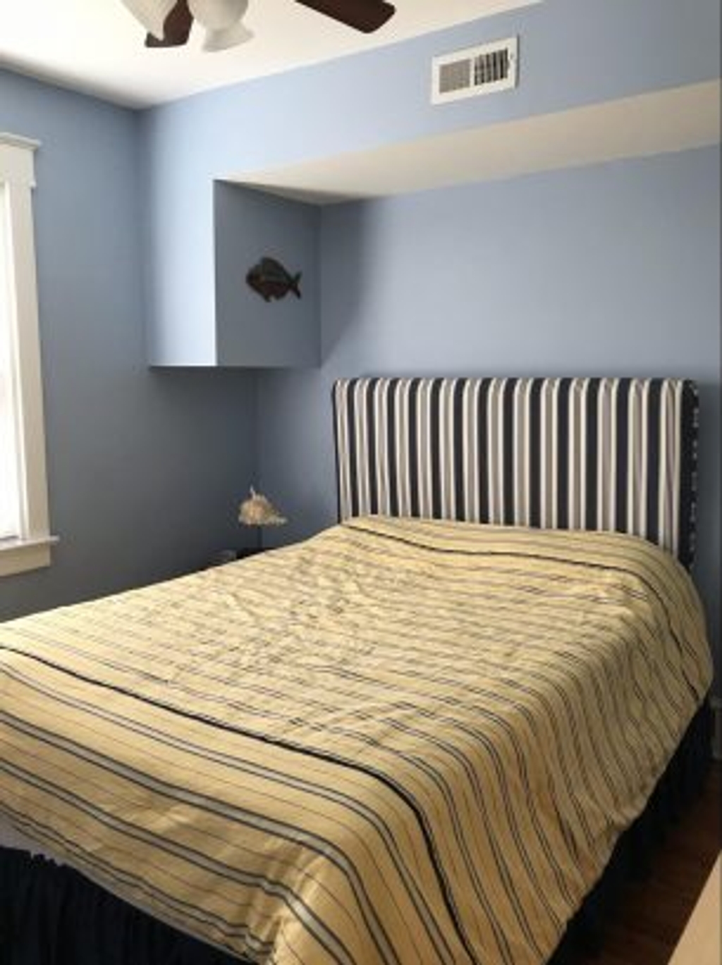 1st floor rear bedroom (queen)