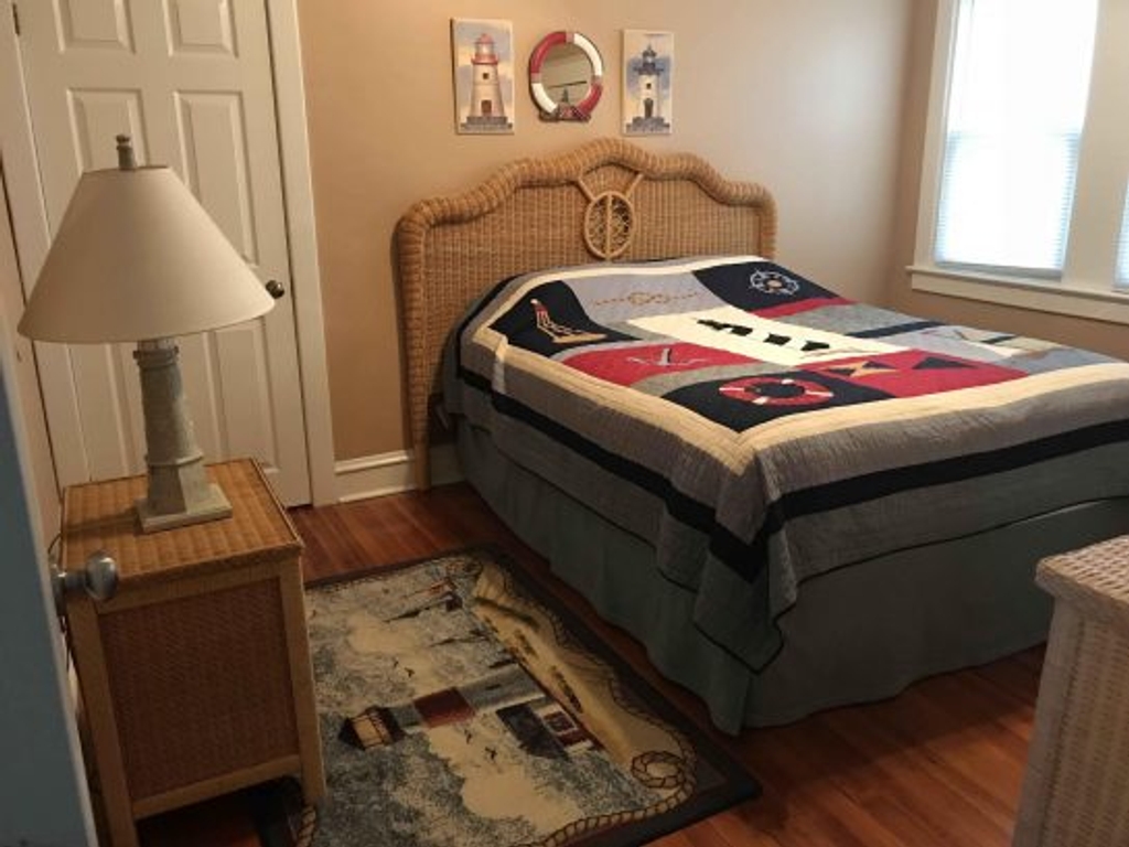 1st floor middle bedroom (queen)