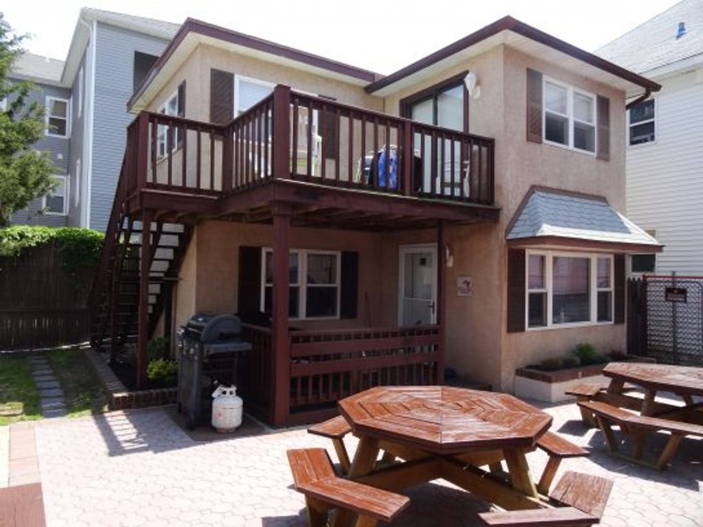 FAMILY FRIENDLY COTTAGE close to beach, boardwalk, restaurants