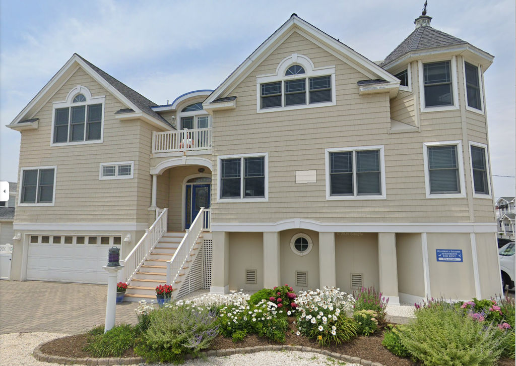 NEW OCEANSIDE DUPLEX * 2nd Floor * 4500 Ocean Blvd. Long