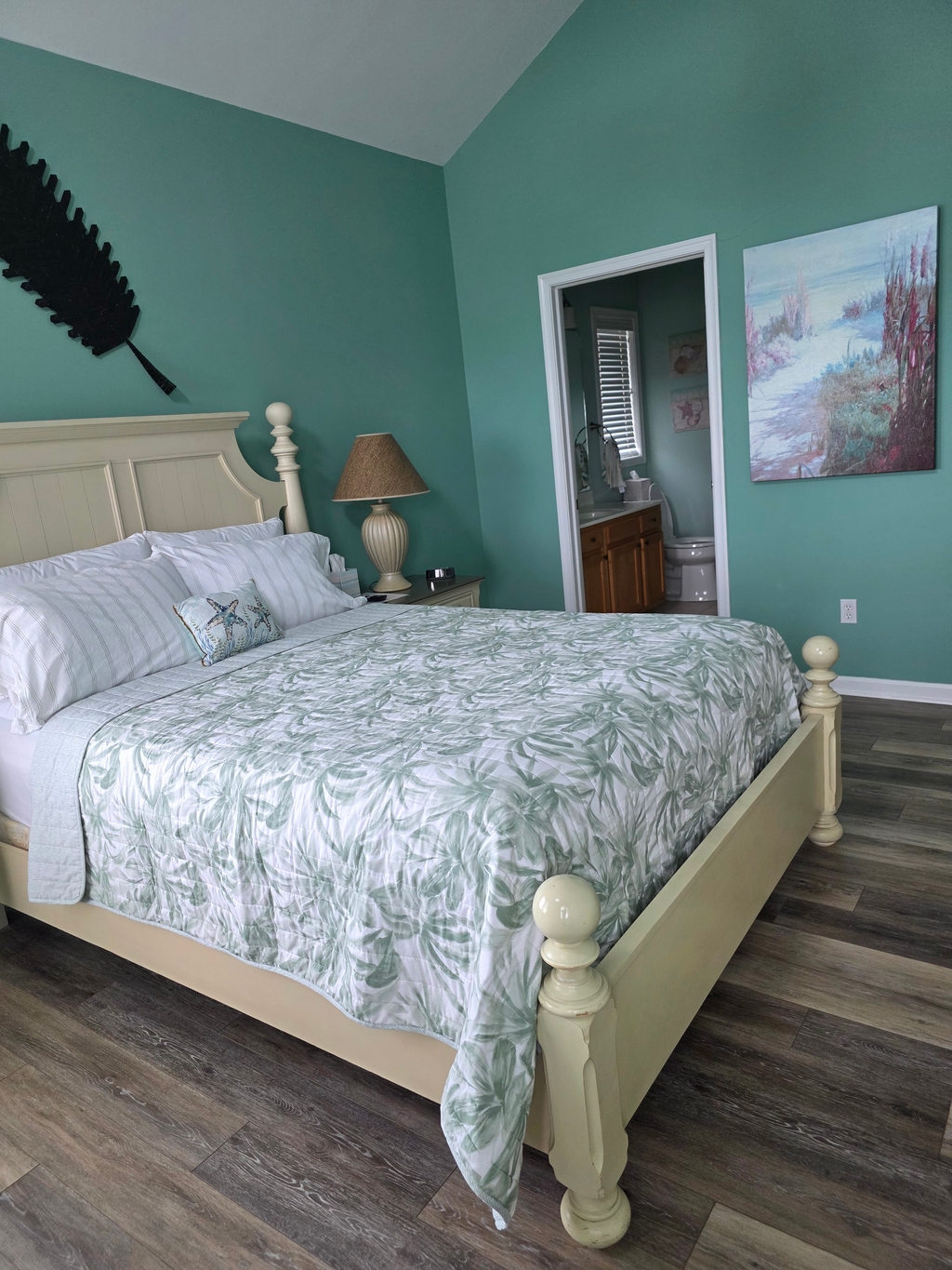 Master Bedroom with Queen Bed