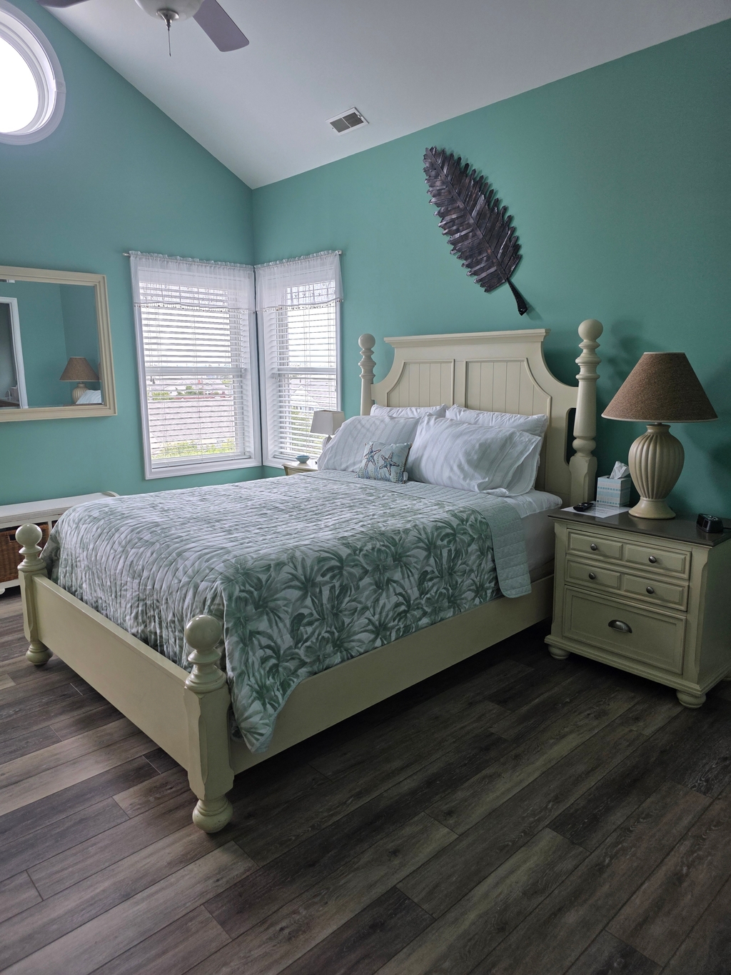 Master Bedroom with Queen Bed