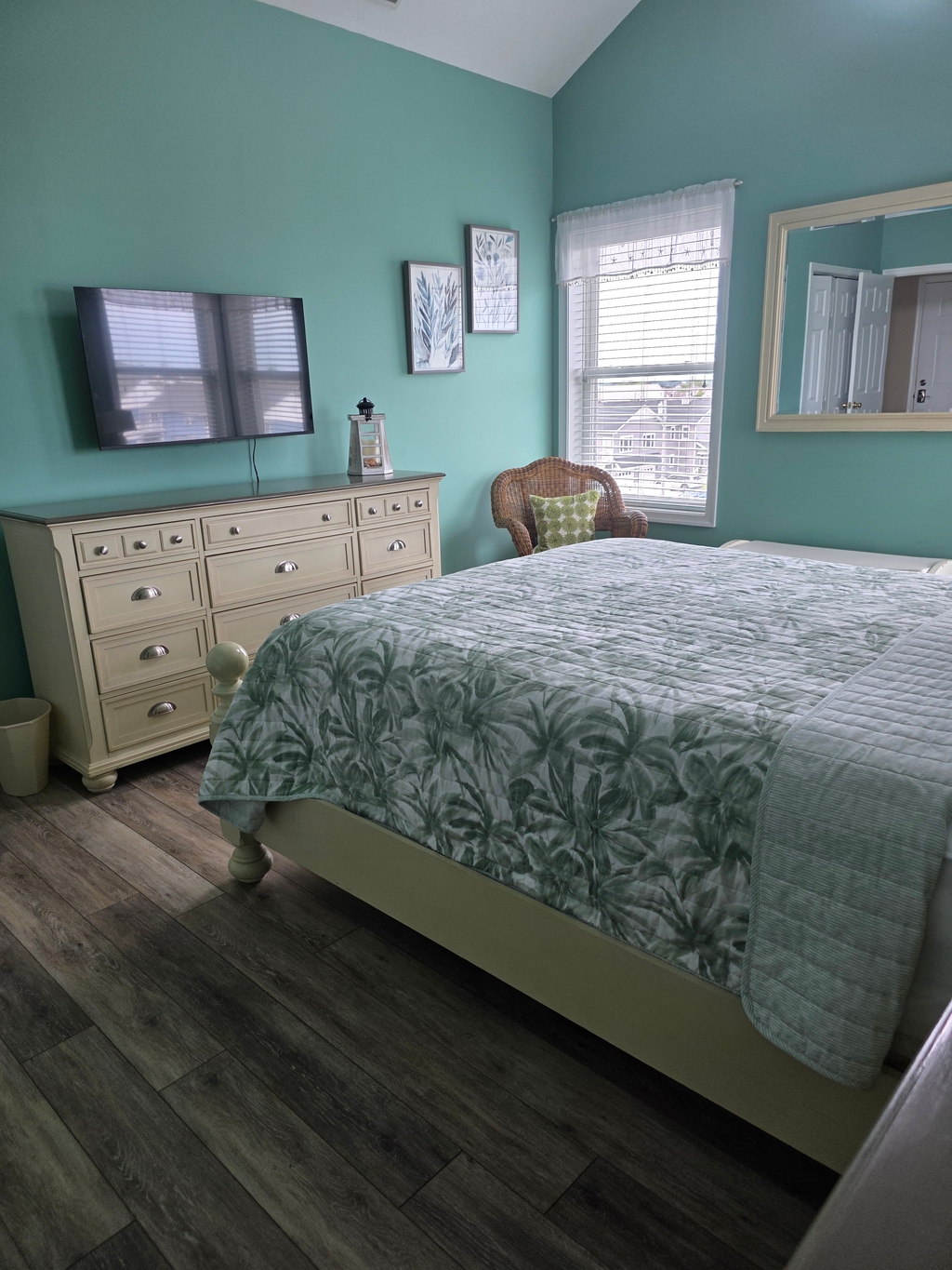 Master Bedroom with Queen Bed