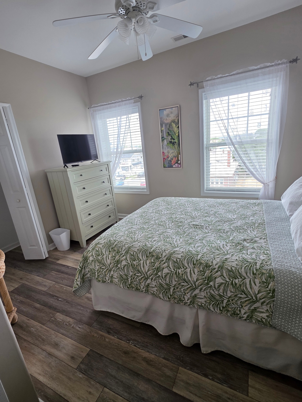 2nd Bedroom with Queen Bed