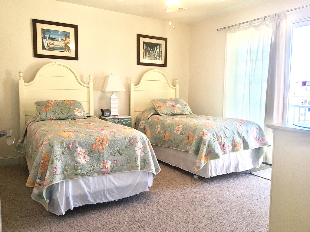 Spacious Twin BR , Sliders to Deck with Ocean Views