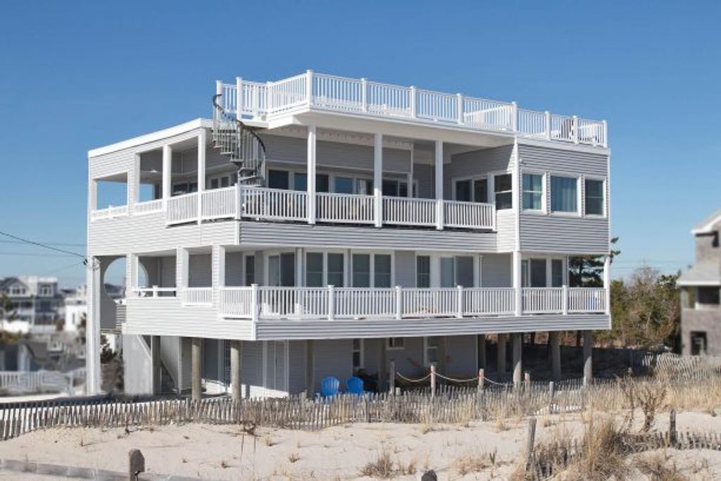 DREAMSCAPE STUPENDOUS FIVE BEDROOM OCEANFRONT HOUSE Long Beach