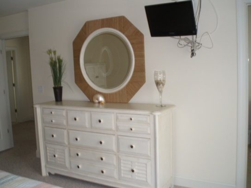 Master Bright Beach Decor, Large Double Closet, Bath w/ Tile Sho