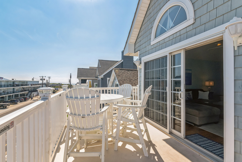 Deck w/Seating for 6