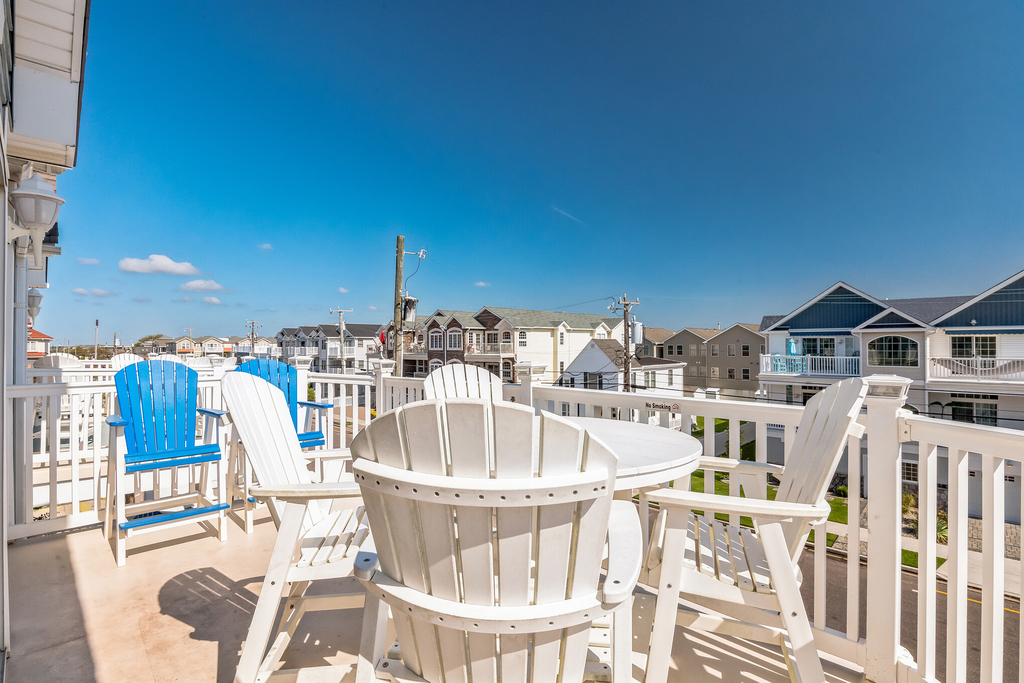 Deck w/Seating for 6