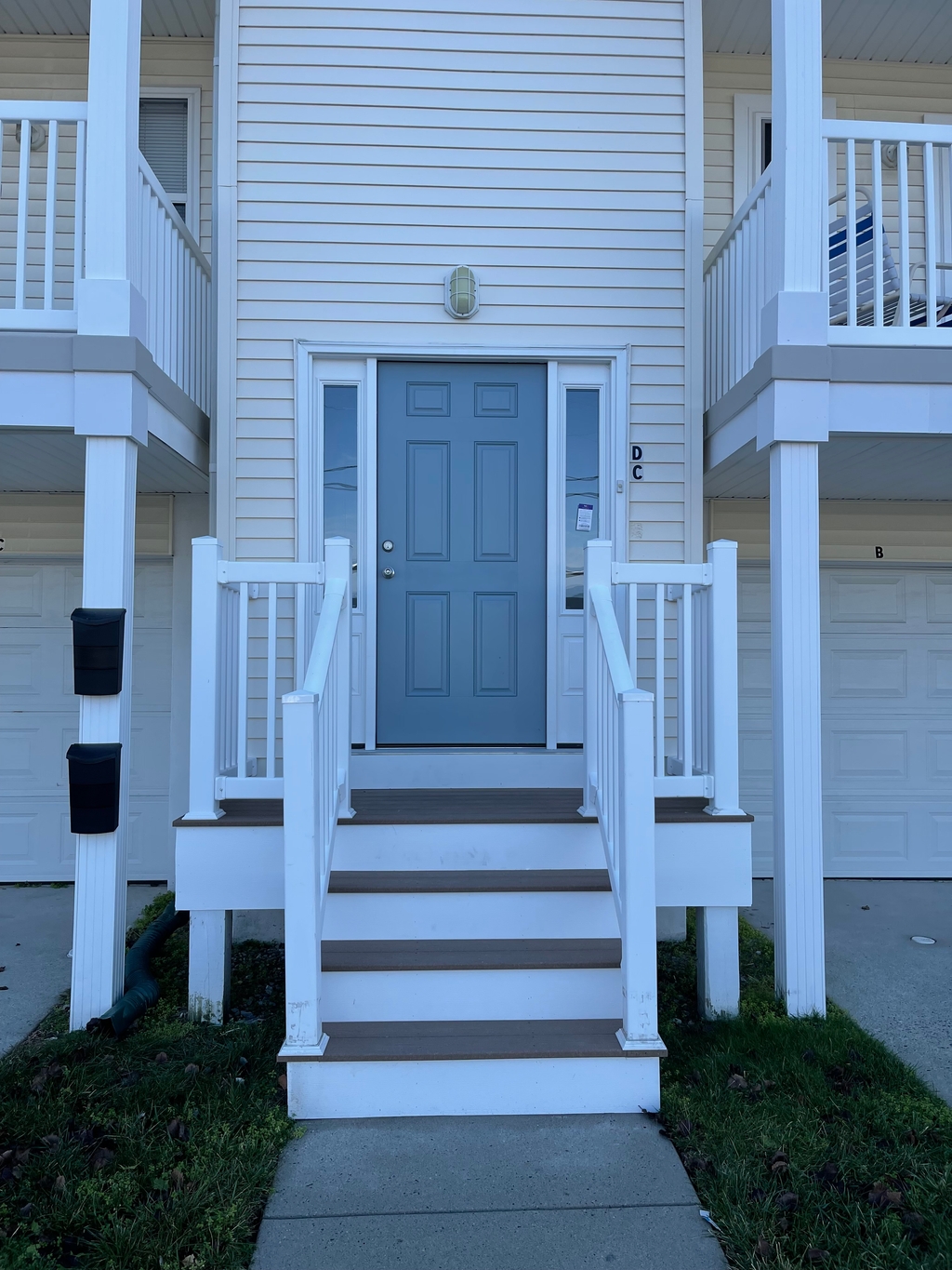 Front door enyry, in addition to entry from inside 