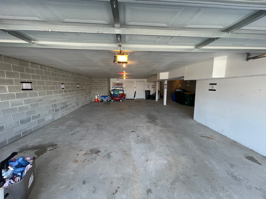 Large clean garage, beach chairs, beach unbetellas, bracg wagon, 3 seater child wagon for boardwalk 