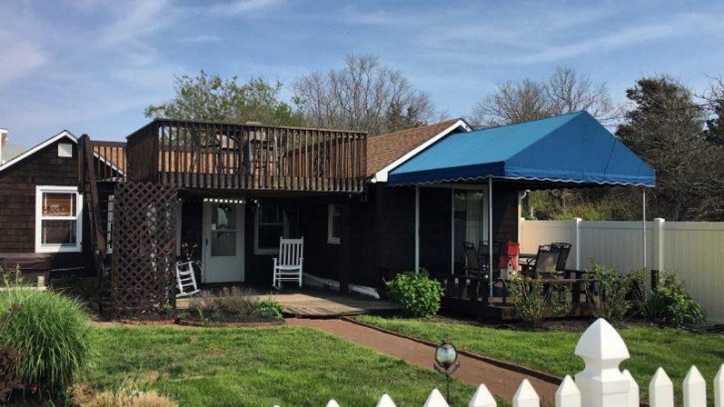 Coast to Coast Cottage * WATERFRONT * Dog Friendly *Maid Service