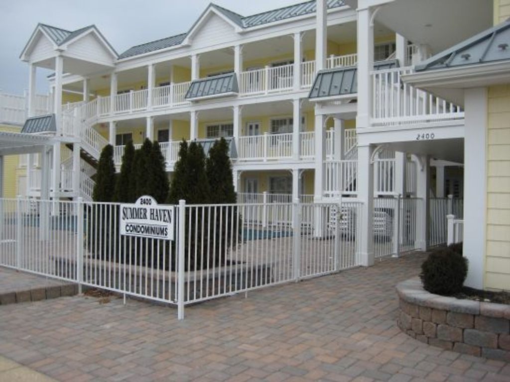 Pristine Luxury Condo BOOKING SUMMER 2021 Gr Fl 1 Bk to Beach, Pool