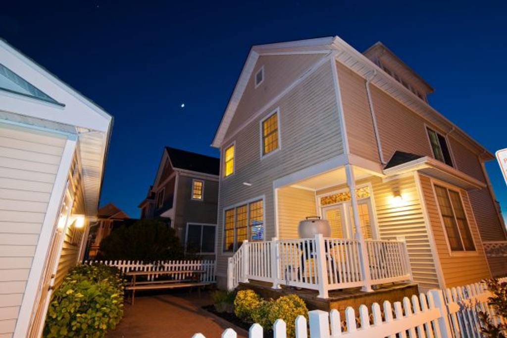 ❤️Enjoy a Barbeque with family and friends on your very own outside Deck! We supply a large propane Grill and the propane! Imagine yourself grilling on the deck with the stunning views, sounds and smells of the ocean. It is an extremely popular activity a