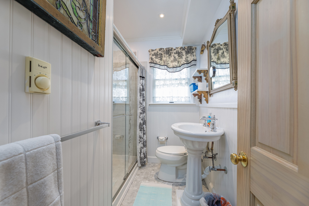 First floor full bath (hall)