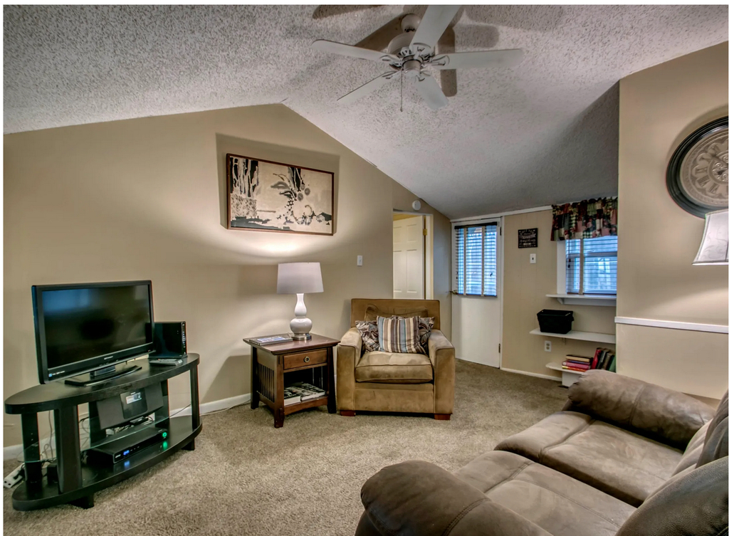 Cozy living room with HD TV, Comcast OnDemand &amp;amp; HBO