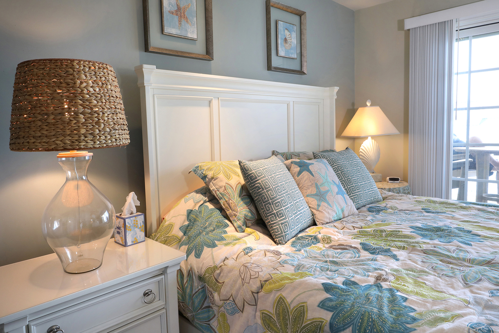 Master bedroom king bed 
