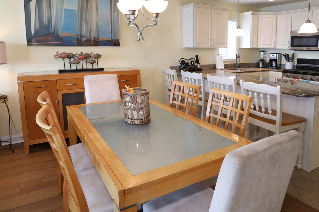 Expandable dinning room table