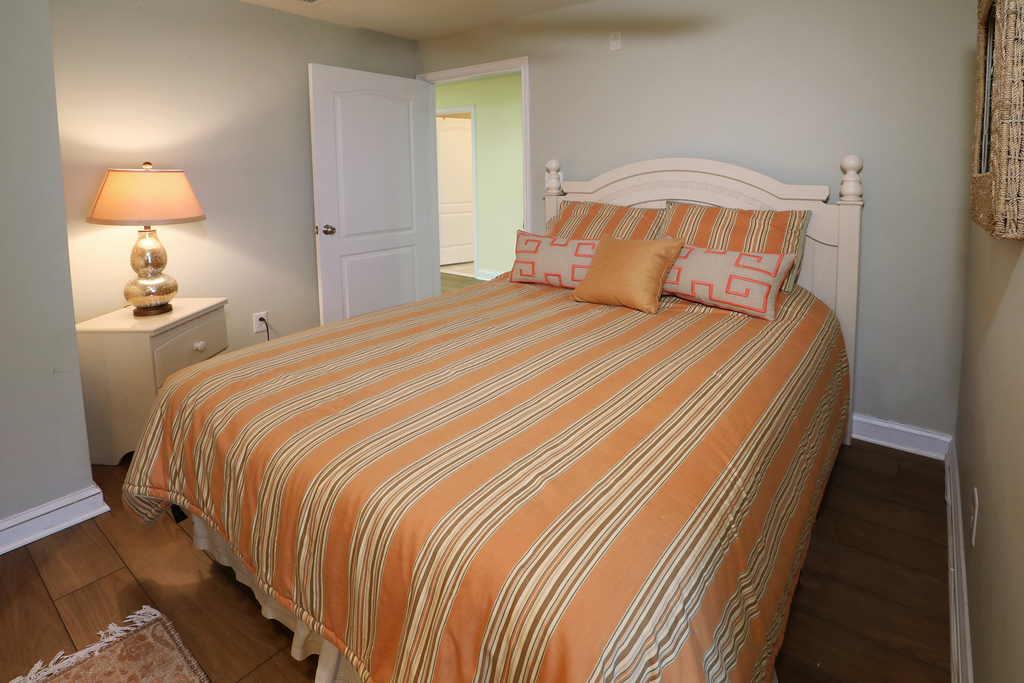 2nd bedroom queen bed 