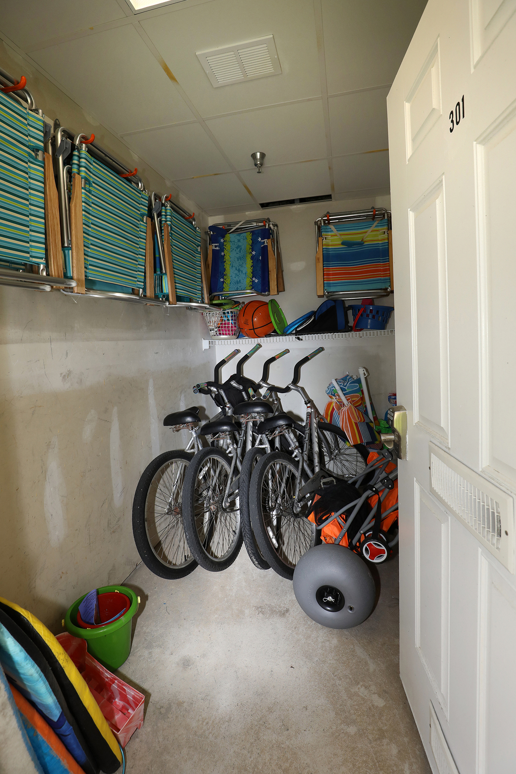 Storage closet with 4 bikes and beach equipment 