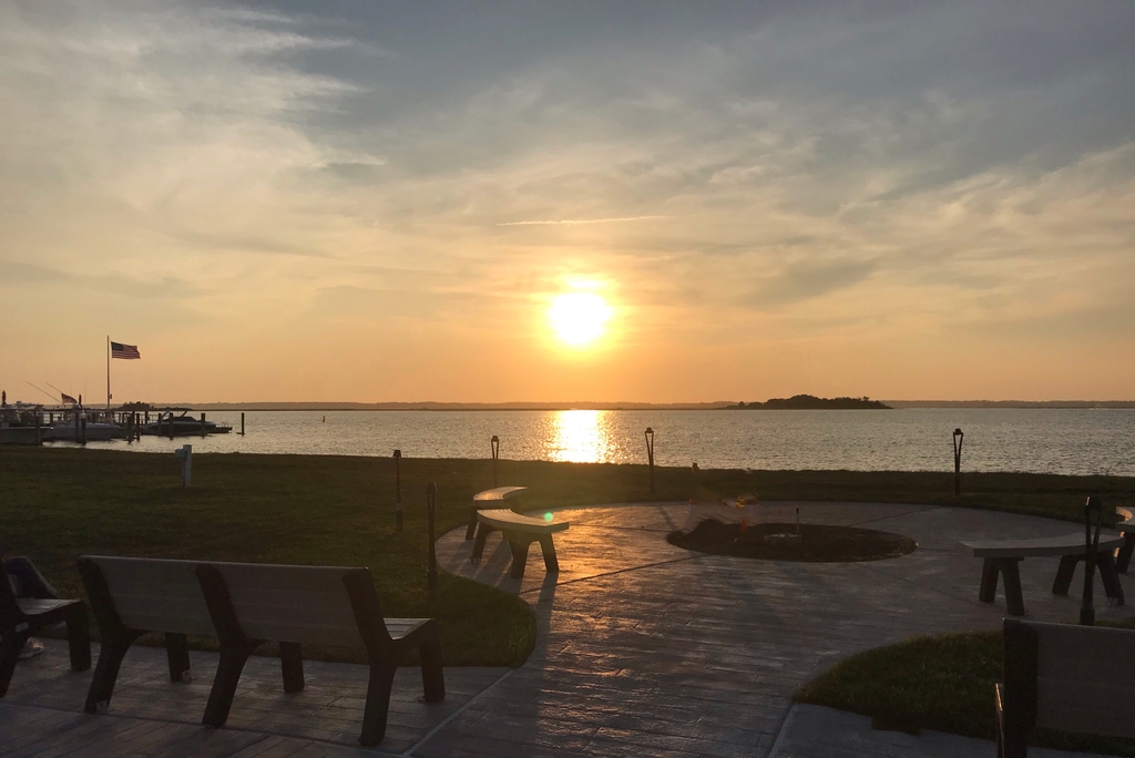 3 Blocks to Great Sunsets on the Lake