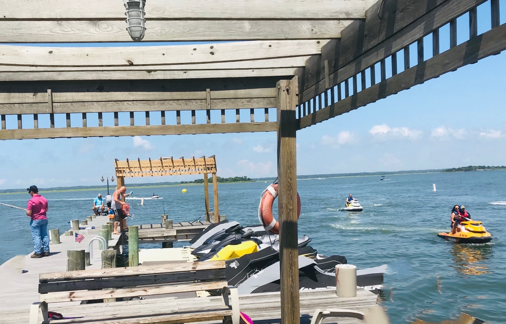 A few minutes walk to fishing, crabbing,  boat, waverunner,  and paddle board rentals on Sunset Lake  