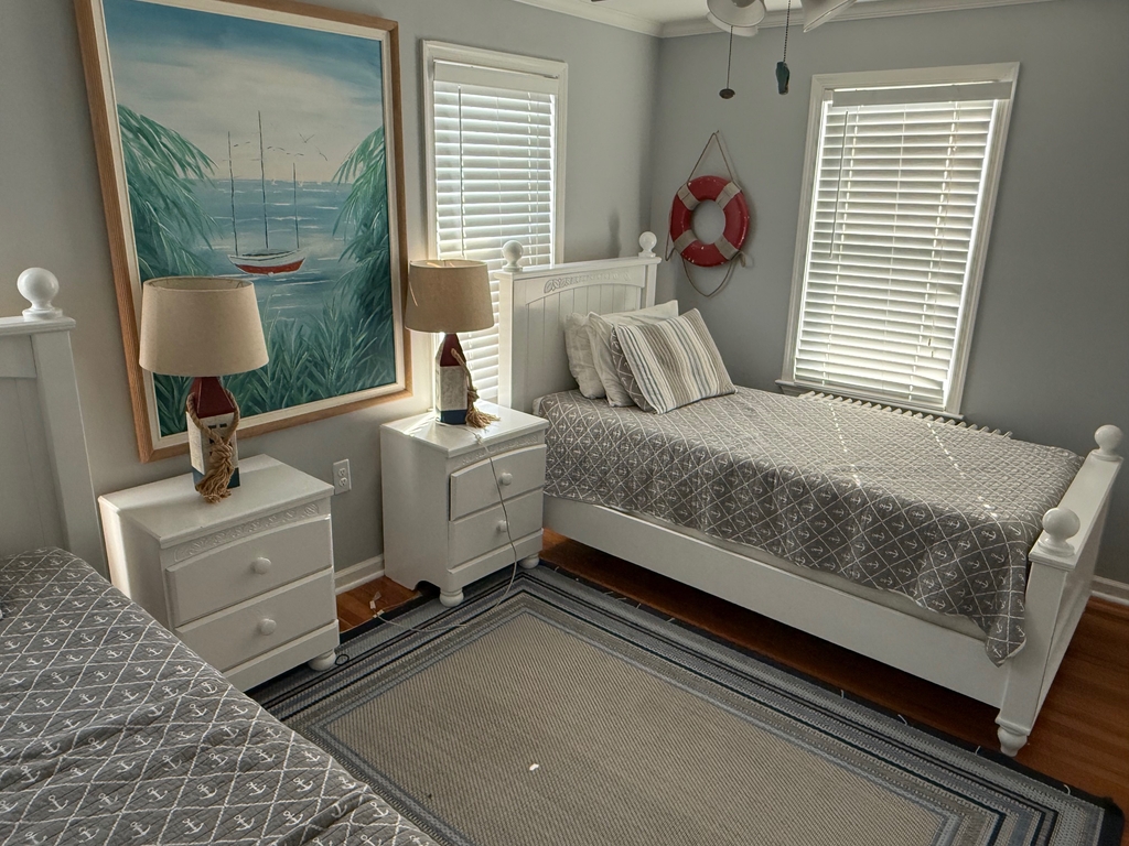 Front Bedroom w Twin Beds