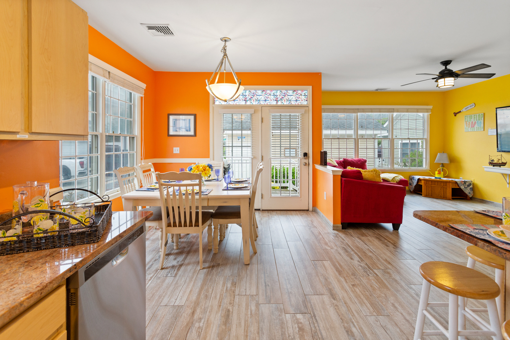 ❤️ Large Living Room with Plenty of Seating, HUGE 70&amp;rdquo; LED HDTV with Free HD HBO!