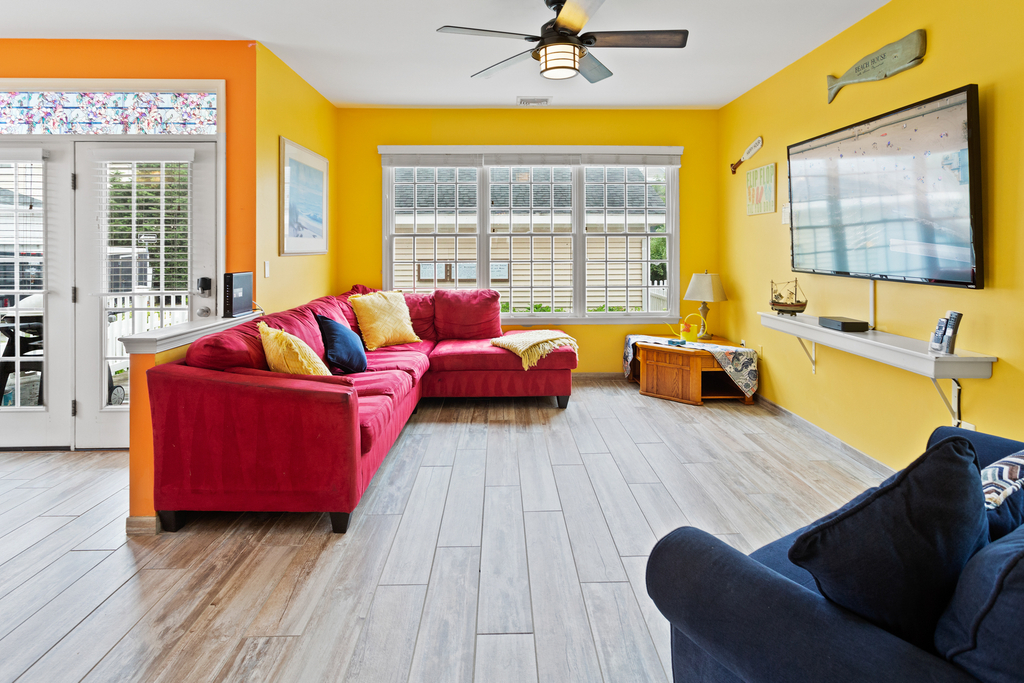 ❤️Large Living Room with Plenty of Seating, HUGE 70&amp;rdquo; LED HDTV with Free HD HBO!