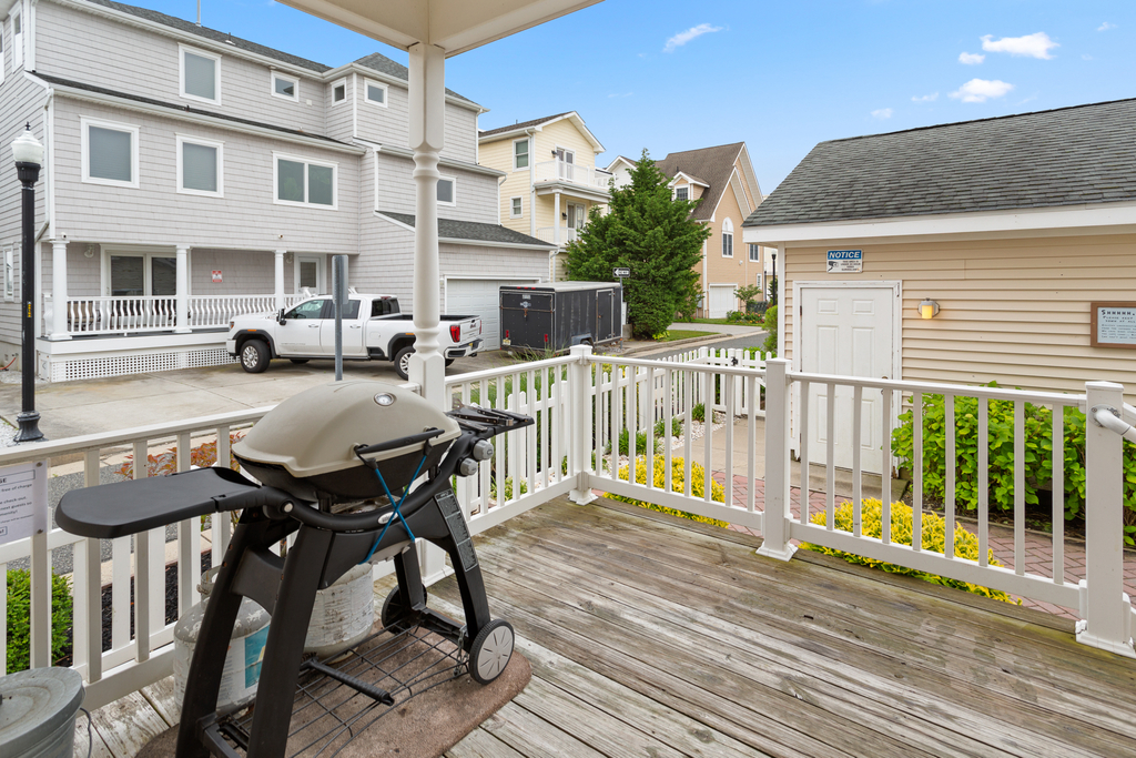 ❤️ Enjoy a Barbeque with family and friends on your very own outside Deck! We supply a large propane Grill and the propane! Imagine yourself grilling on the deck with the stunning views, sounds and smells of the ocean. Tons of fun! 
