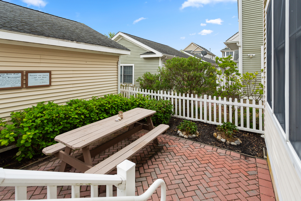 ❤️ Enjoy a Barbeque with family and friends on your very own outside Deck! We supply a large propane Grill and the propane! Imagine yourself grilling on the deck with the stunning views, sounds and smells of the ocean. Tons of fun! 