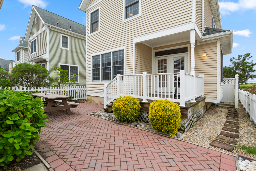 ❤️ Enjoy a Barbeque with family and friends on your very own outside Deck! We supply a large propane Grill and the propane! Imagine yourself grilling on the deck with the stunning views, sounds and smells of the ocean. Tons of fun! 