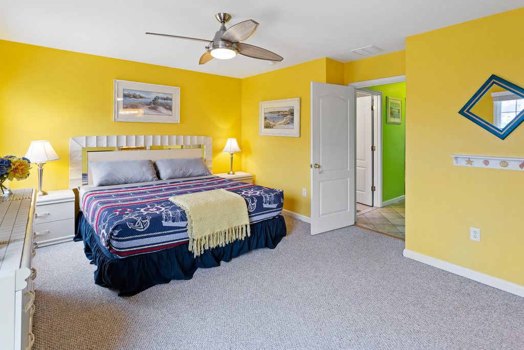 ❤️After a fun day get a Great Nights Rest in your large and comfortable master bedroom! Use the great En-Suite with your own walk-in-shower. No expense was spared in ensuing you can enjoy a high quality King Size mattress and very soft bed linens. 