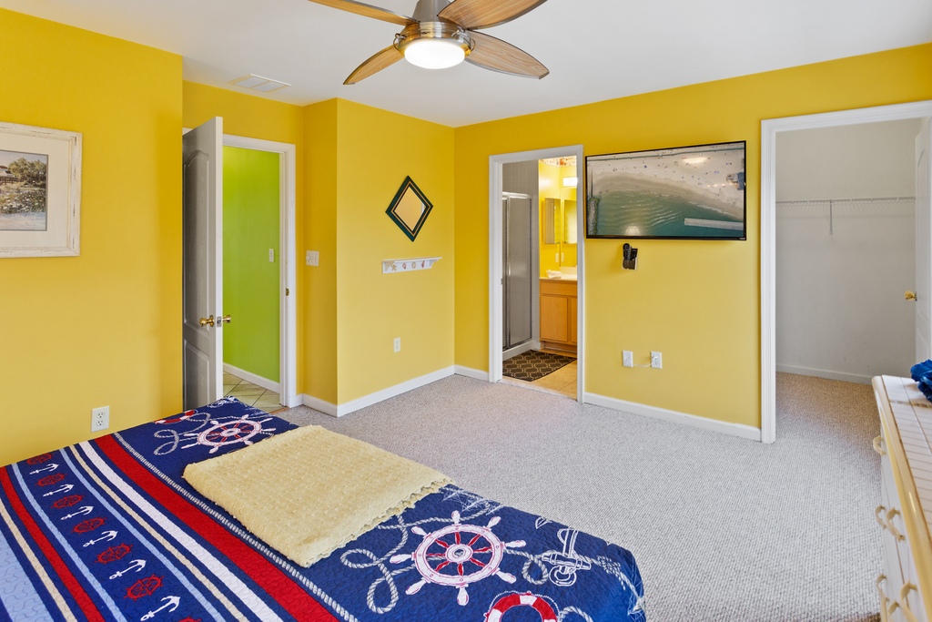 ❤️After a fun day get a Great Nights Rest in your large and comfortable master bedroom! Use the great En-Suite with your own walk-in-shower. No expense was spared in ensuing you can enjoy a high quality King Size mattress and very soft bed linens. 