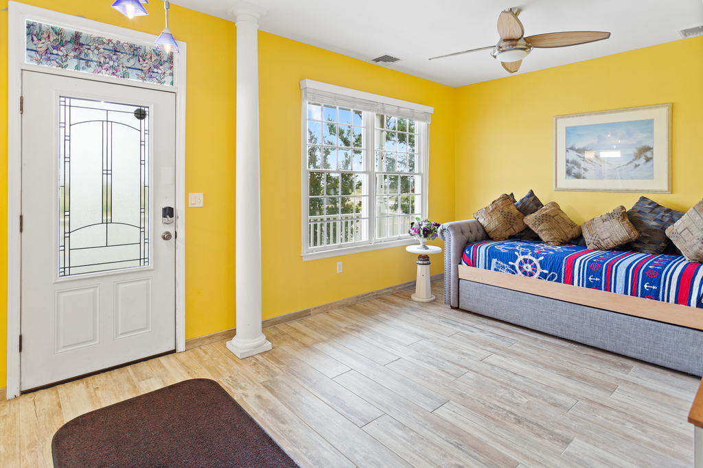 ❤️Enjoy the cozy and fun Greet Room which has a very comfortable Double Day Bed with an XL Twin on top and a regular Twin on bottom. Experience wonderful art and decorations, you will enjoy spending time in this room!