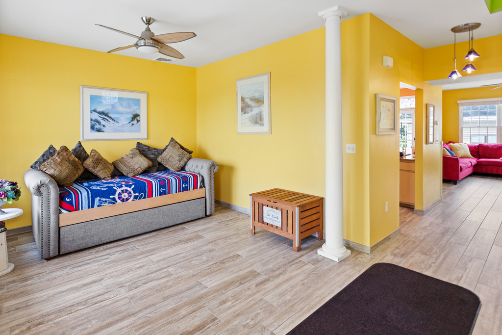 ❤️Enjoy the cozy and fun Greet Room which has a very comfortable Double Day Bed with an XL Twin on top and a regular Twin on bottom. Experience wonderful art and decorations, you will enjoy spending time in this room!