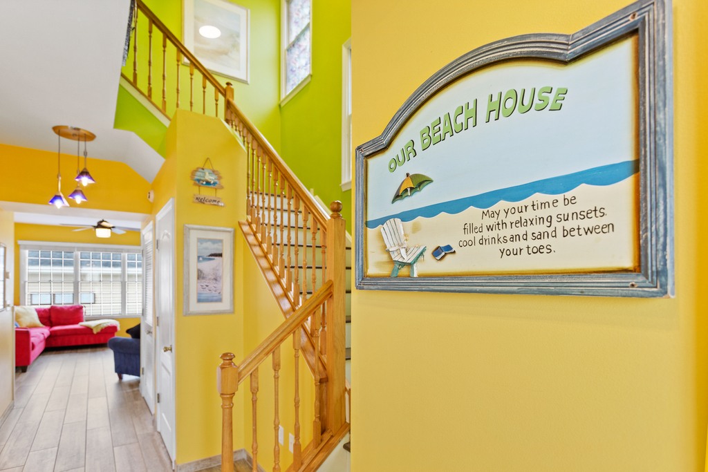 ❤️ Wonderful entryway into the Lucky Beach House with many amenities to enjoy! 