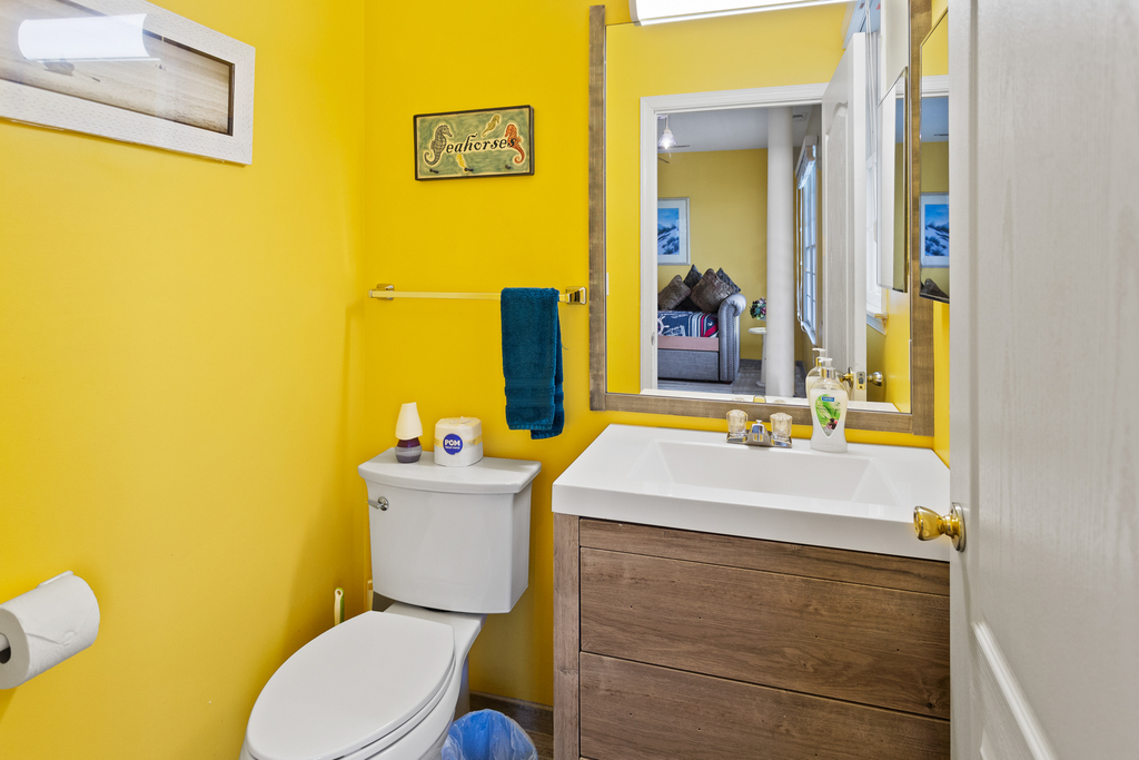 ❤️Many reviews note how much they LOVE having three Bathrooms! The bathroom is decorated with fun Beach themed decorations and is always immaculately clean! All towels are fresh and clean and provided by us! WOW!