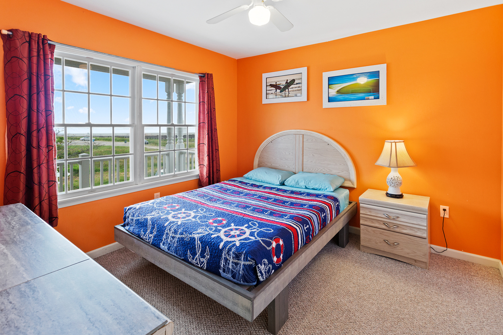 ❤️After a great day out on the town get a Great Nights Rest in your large and comfortable 2nd bedroom! Enjoy great ocean and water views from the window or better yet go out onto the outside deck to enjoy the views and the fresh sea air! 