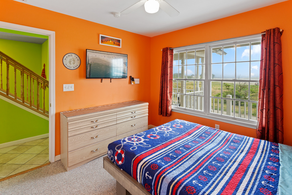 ❤️After a great day out on the town get a Great Nights Rest in your large and comfortable 2nd bedroom! Enjoy great ocean and water views from the window or better yet go out onto the outside deck to enjoy the views and the fresh sea air! 