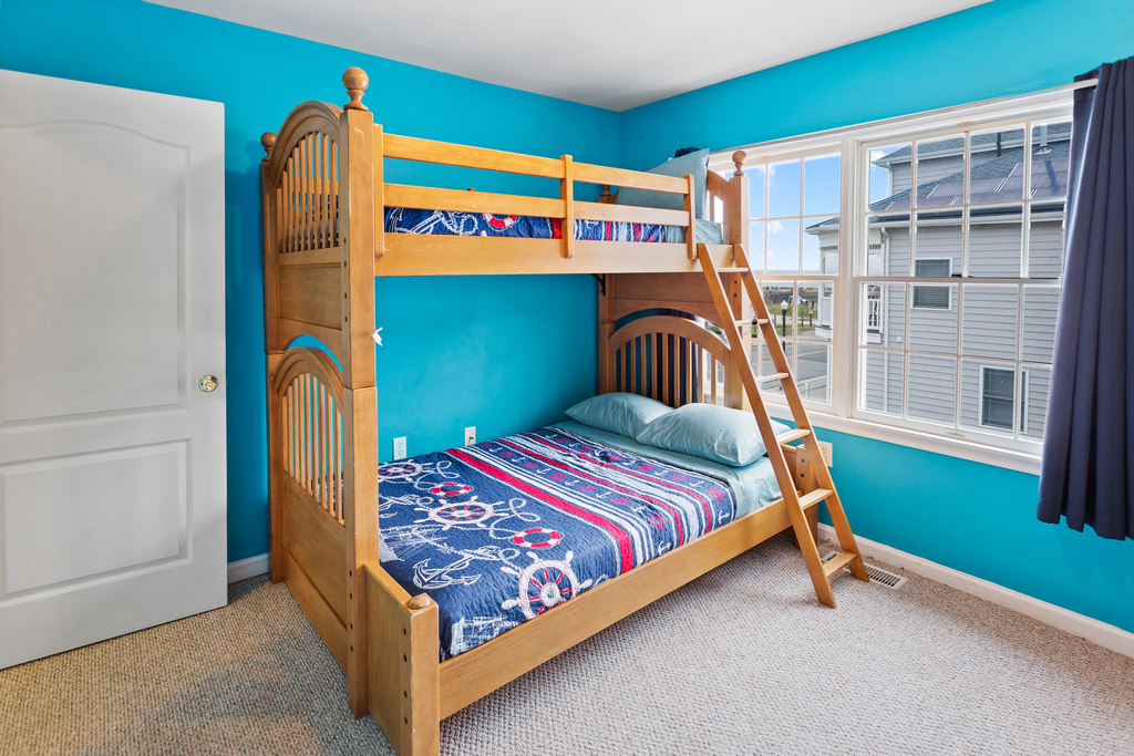❤️You will love the bunk bedroom! This is not your normal bunk bed, no expense was spared on finding the largest and best bunk bed money can buy! You can comfortably sleep three adults in this bed. Combined with extremely high-quality bed linens.