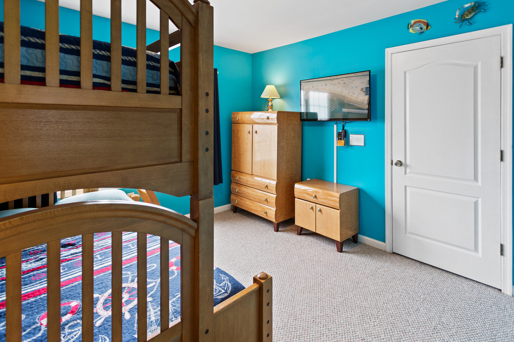 ❤️You will love the bunk bedroom! This is not your normal bunk bed, no expense was spared on finding the largest and best bunk bed money can buy! You can comfortably sleep three adults in this bed. Combined with extremely high-quality bed linens.