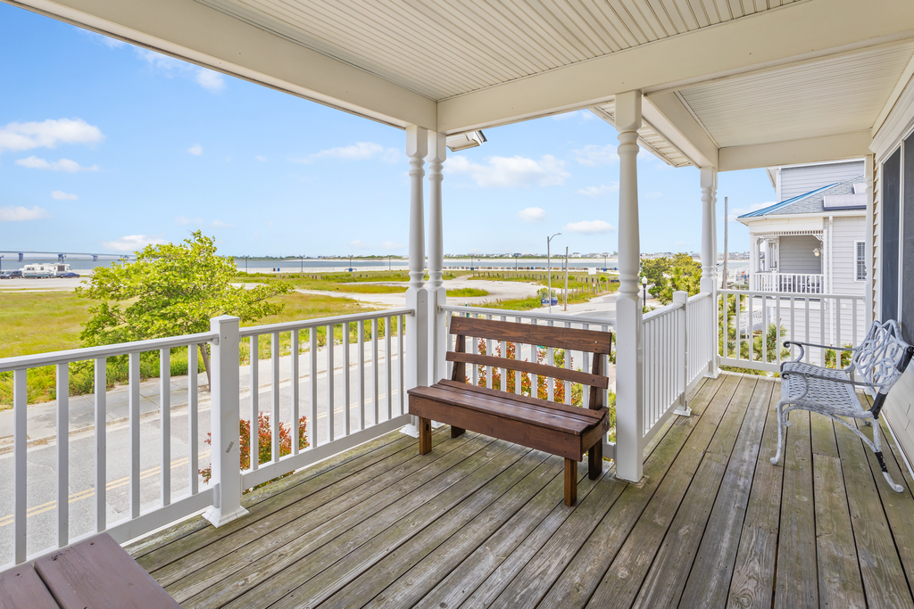 ❤️Experience unforgettable views both day and night from the 2nd floor DECK! The deck is Large with stunning views any time of day or night! Wind down with a glass of wine and enjoy the great Ocean, Water, and City views at The Lucky Beach House! WOW!