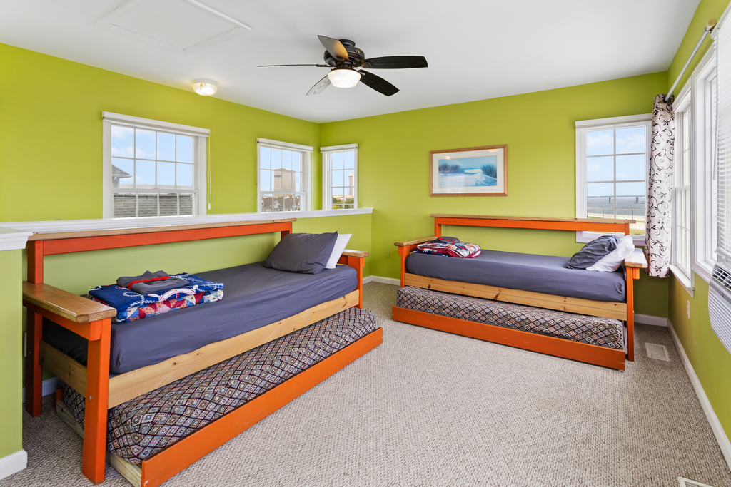 ❤️You will feel like royalty in your THIRD FLOOR loft! Not too many homes have three stories but the Lucky Beach House does!! The bird eye views from this location of the ocean and inlet are incredible, you will not forget it! 