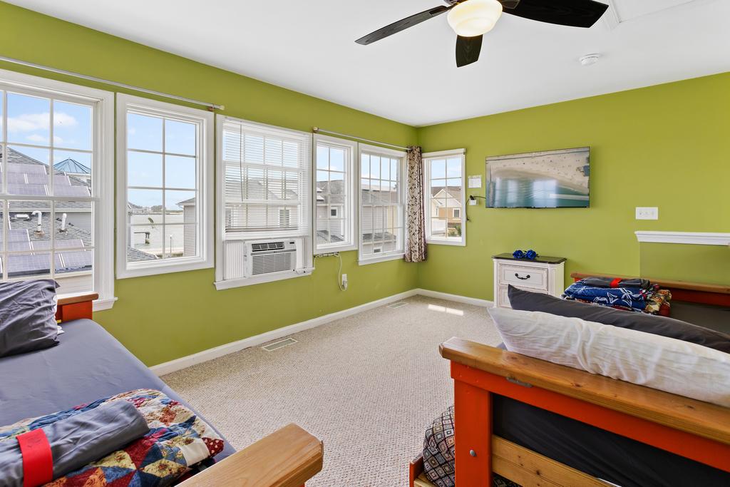 ❤️You will feel like royalty in your THIRD FLOOR loft! Not too many homes have three stories but the Lucky Beach House does!! The bird eye views from this location of the ocean and inlet are incredible, you will not forget it! 